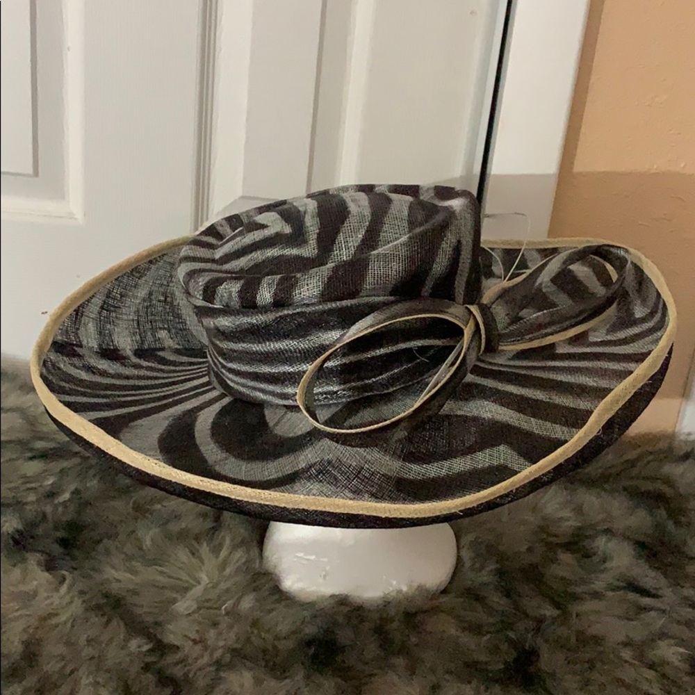 Straw Hat - Picture 3 of 4